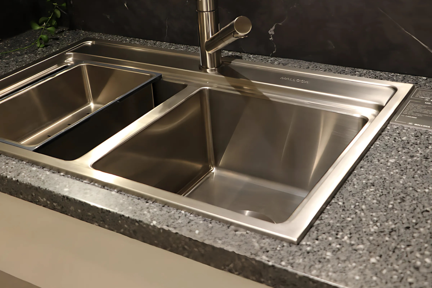 Bồn Malloca MS 8812 được thiết kế với độ dày 1.2mm giúp đảm bảo độ bền và thẩm mỹ