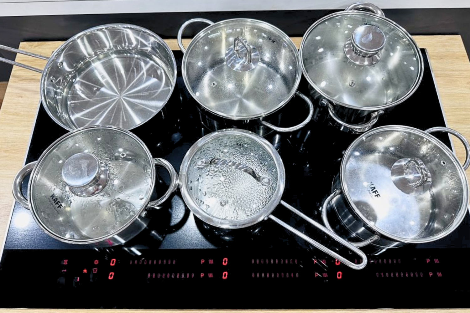 KAFF KF-Smart734 Vario  cho phép người dùng đặt nồi chảo ở bất cứ vị trí nào