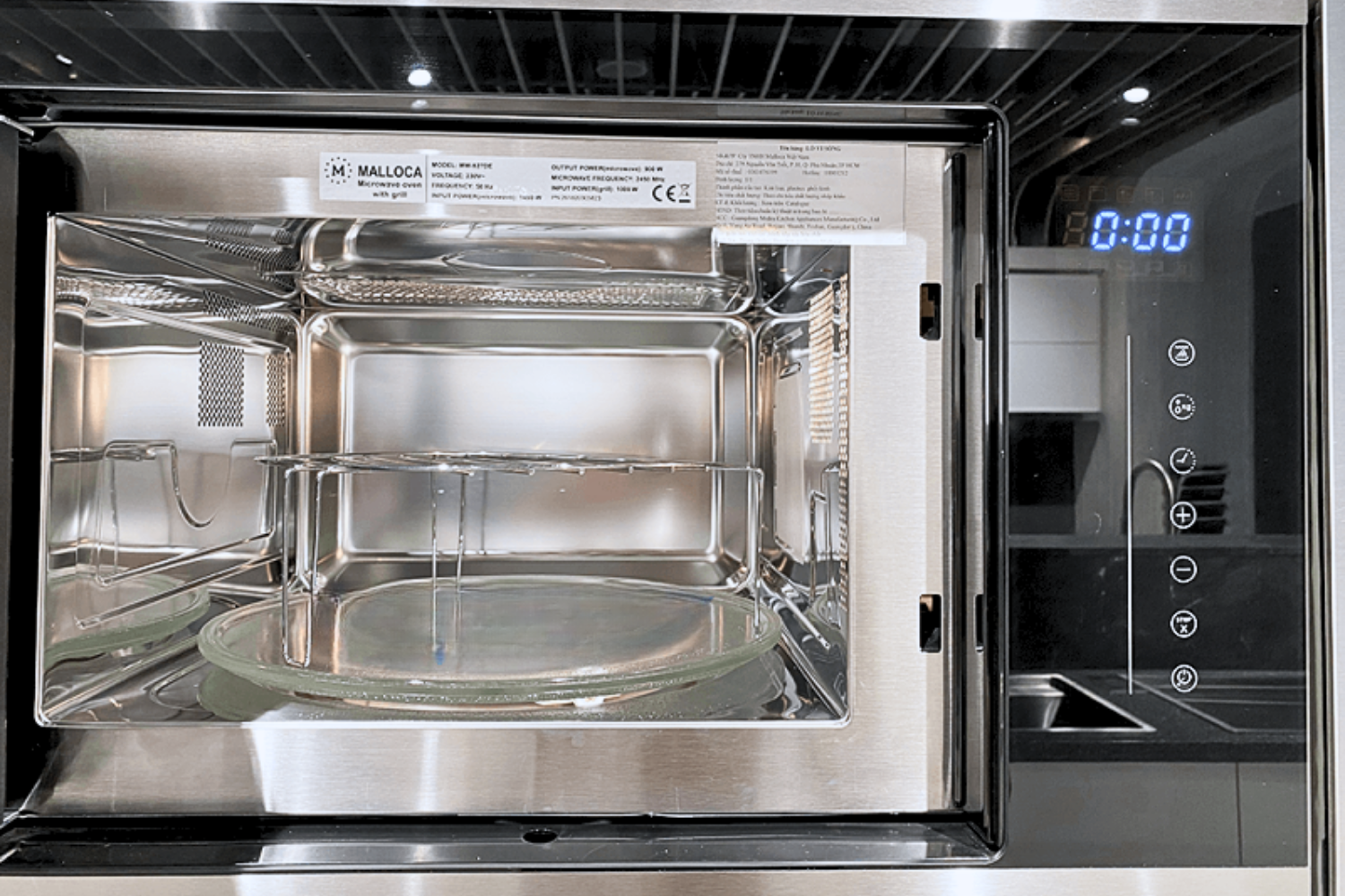 Với dung tích 27 lít, lò vi sóng Malloca MW-927DE mang đến một không gian khoang lò rộng rãi