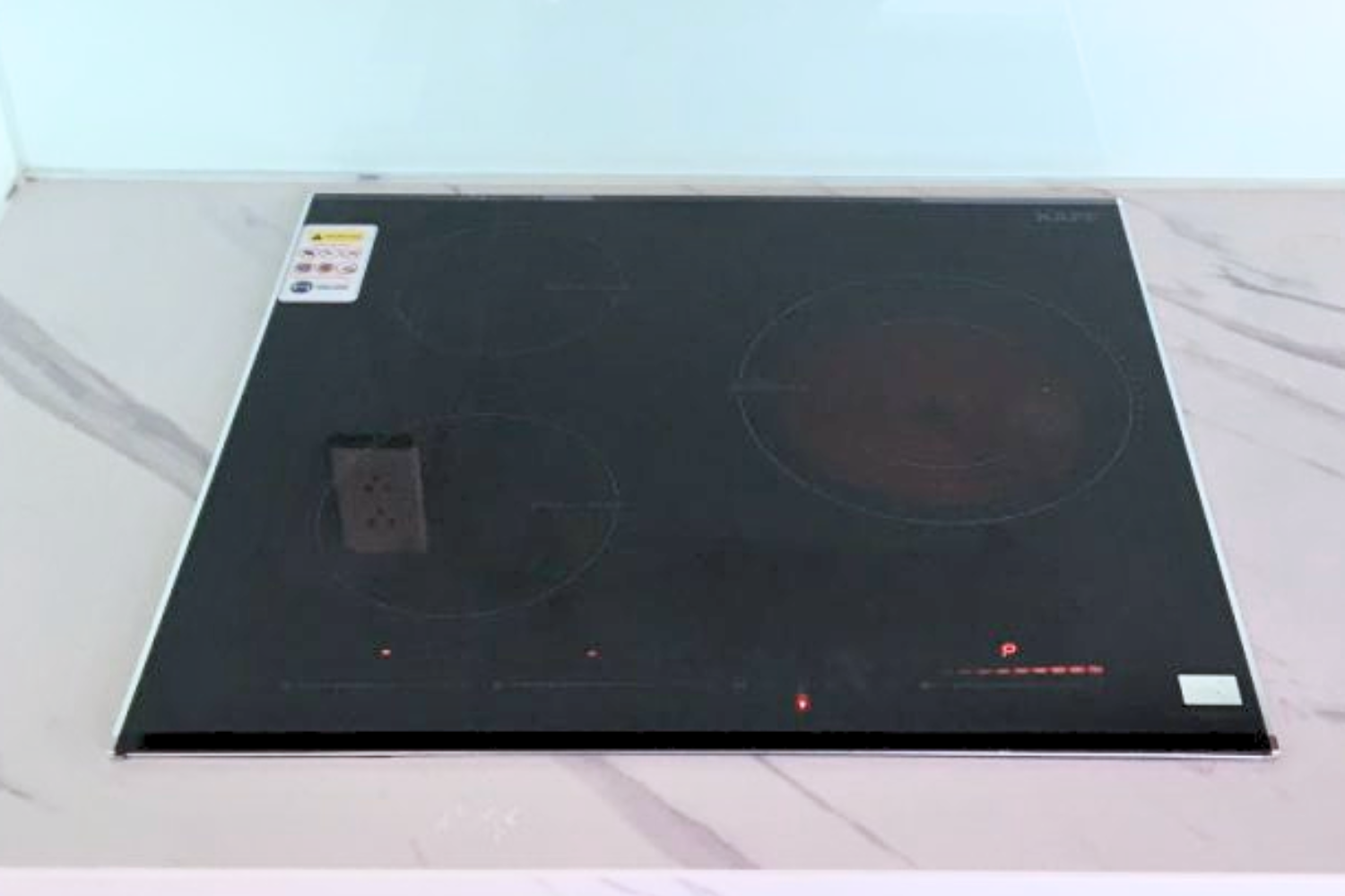 Bếp được thiết kế vát cạnh ở hai mép trên và dưới&nbsp;cùng viền kim loại (Inox)