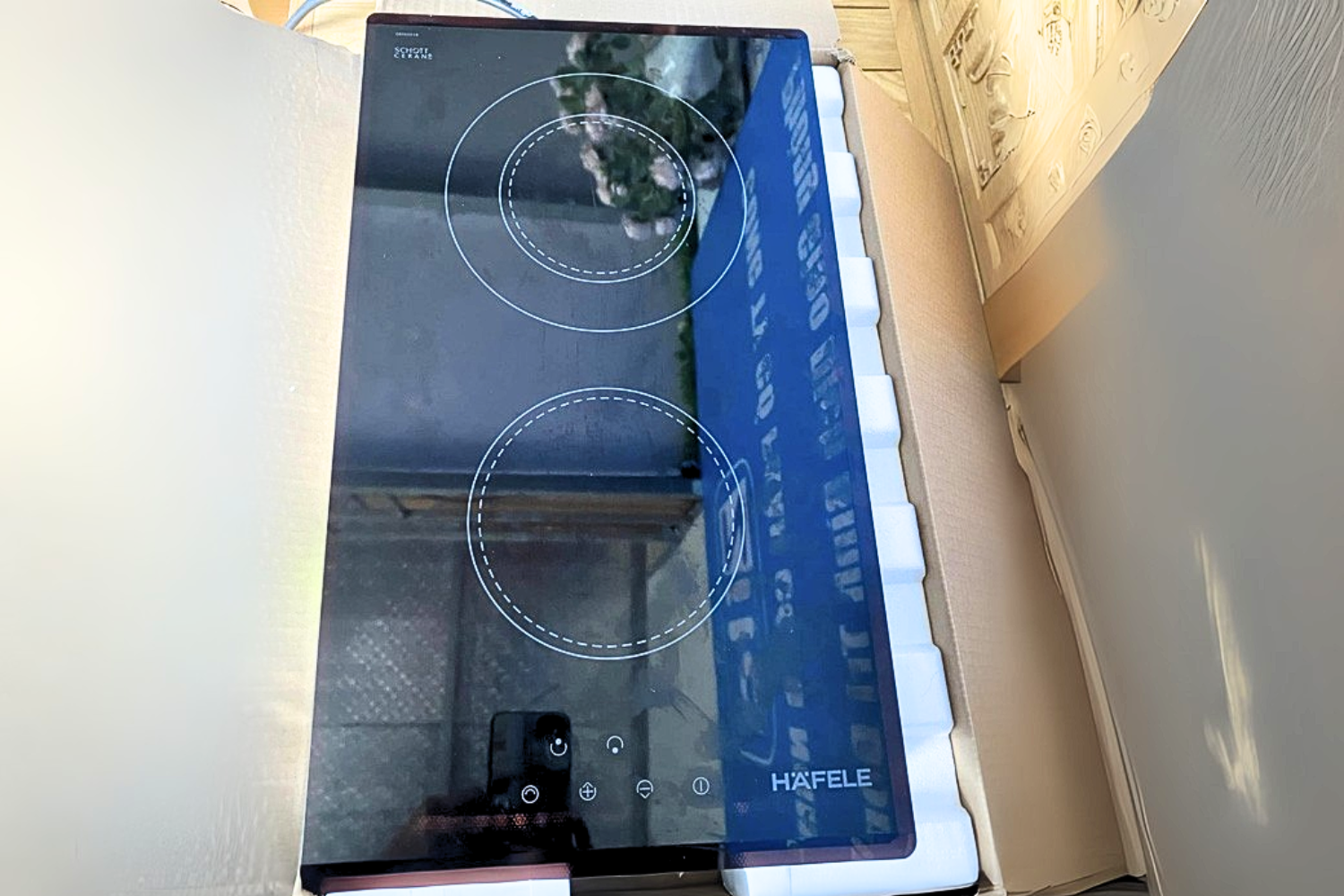 Thiết kế viền kính của bếp điện Hafele HC-R302A được sản xuất theo tiêu chuẩn&nbsp;vát 2 cạnh (trước và sau)