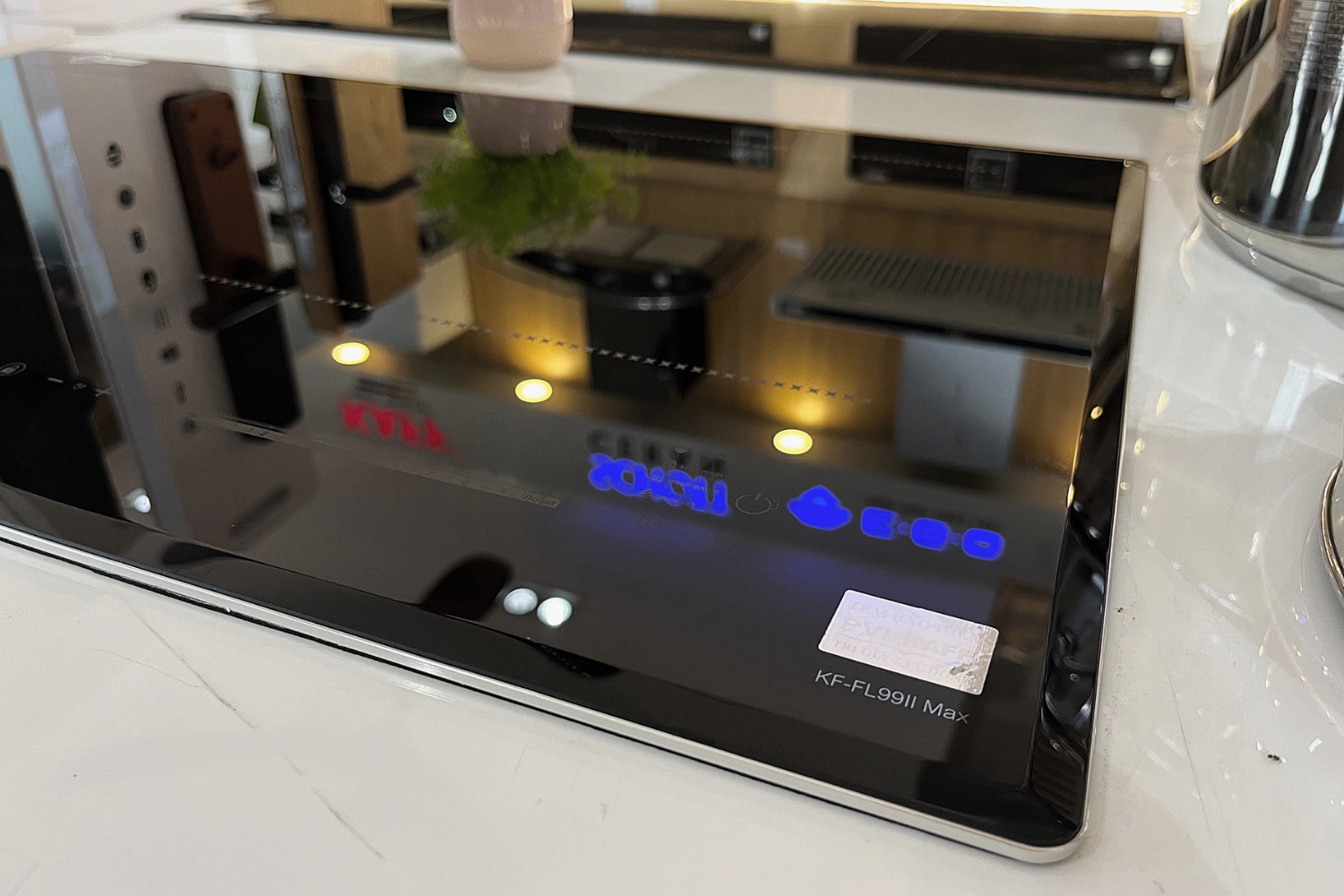 Bếp được trang bị mặt kính EURO Platium cao cấp