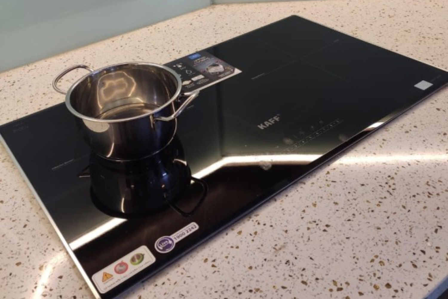 Bếp từ KAFF KF-HMG5II sở hữu thiết kế lắp âm