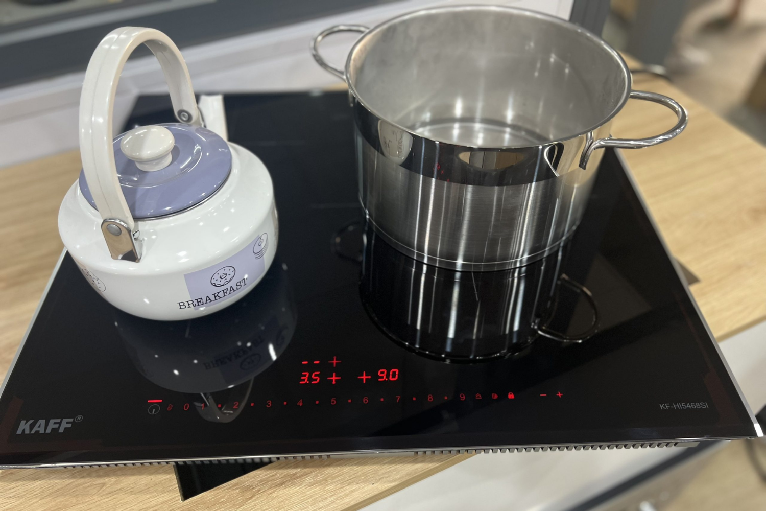 Phần thân bếp được gia công từ thép sơn tĩnh điện chống gỉ