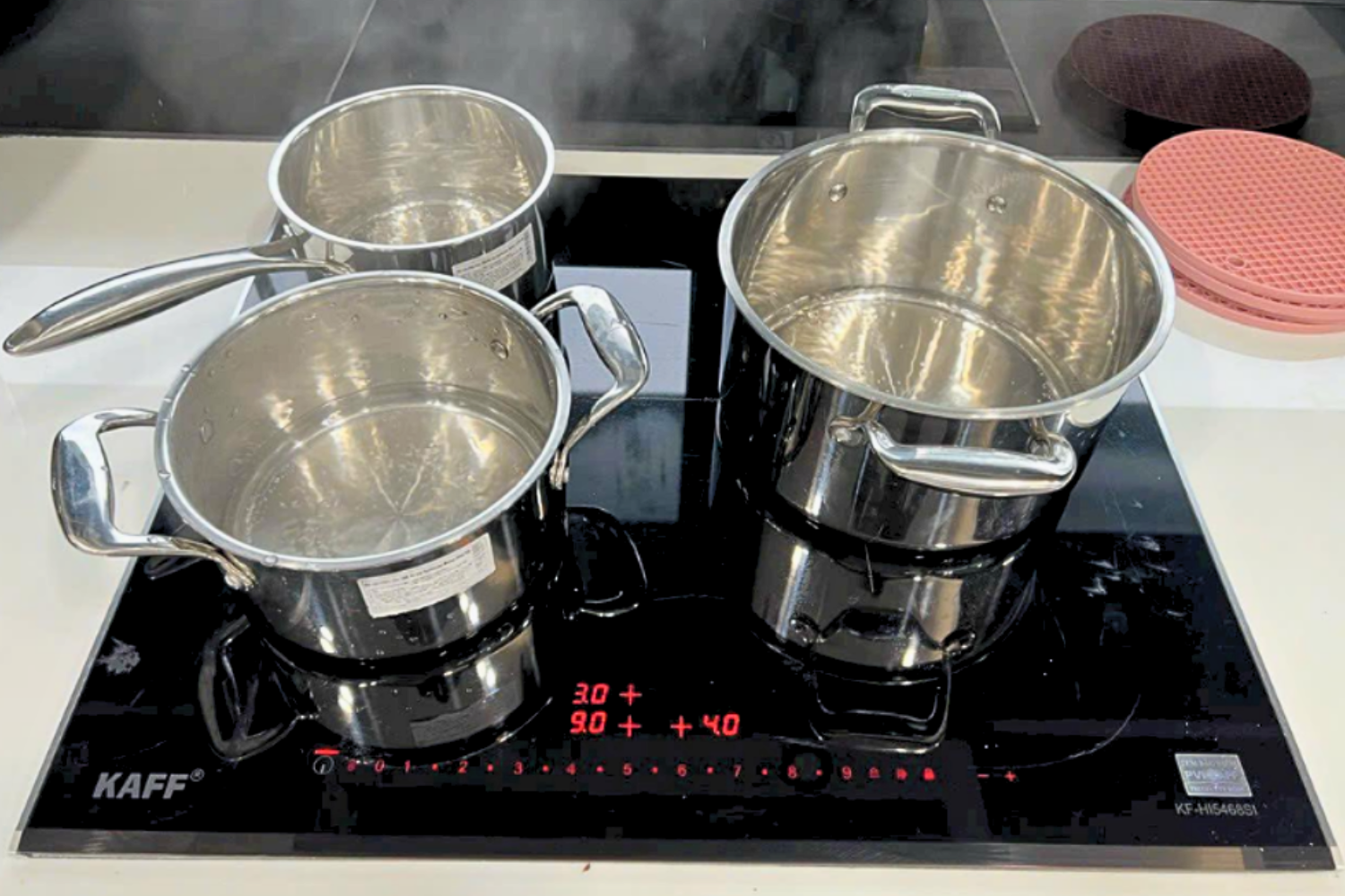 KAFF KF-HI5468SI sở hữu thiết kế hình vuông gọn gàng