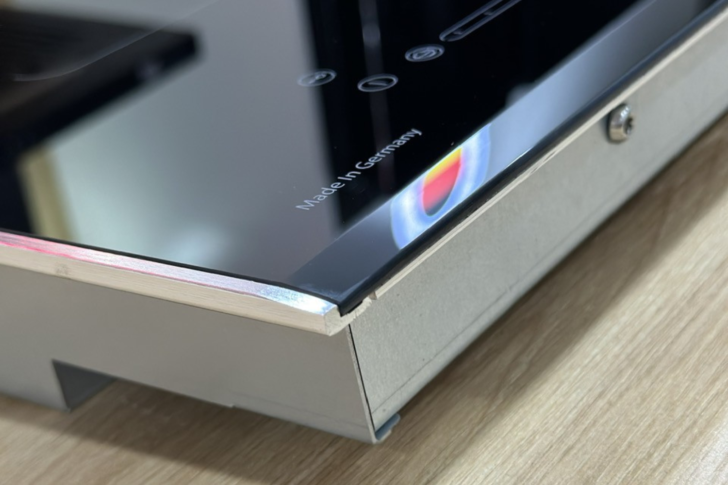 Thiết kế kính vát cạnh kết hợp bo viền nhôm chống va đập