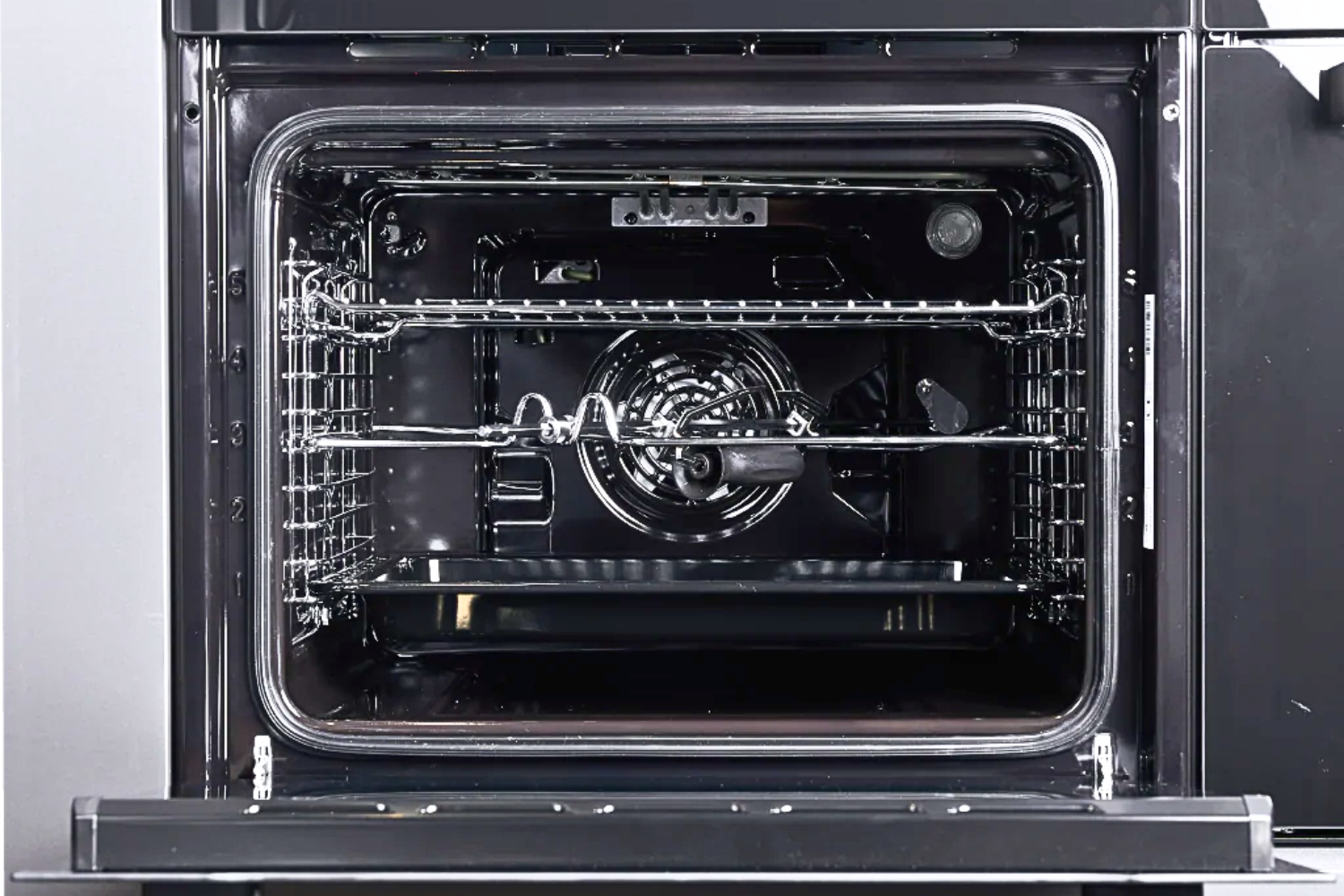 Lò nướng âm tủ Hafele HO-6T70A vừa tiết kiệm diện tích vừa tạo điểm nhấn thẩm mỹ hiện đại