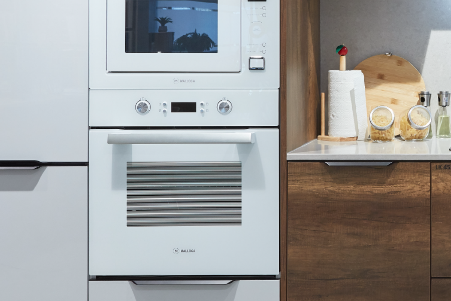 Phiên bản kính trắng của lò nướng âm tủ Malloca MOV-65DA mang lại vẻ ngoài thanh lịch