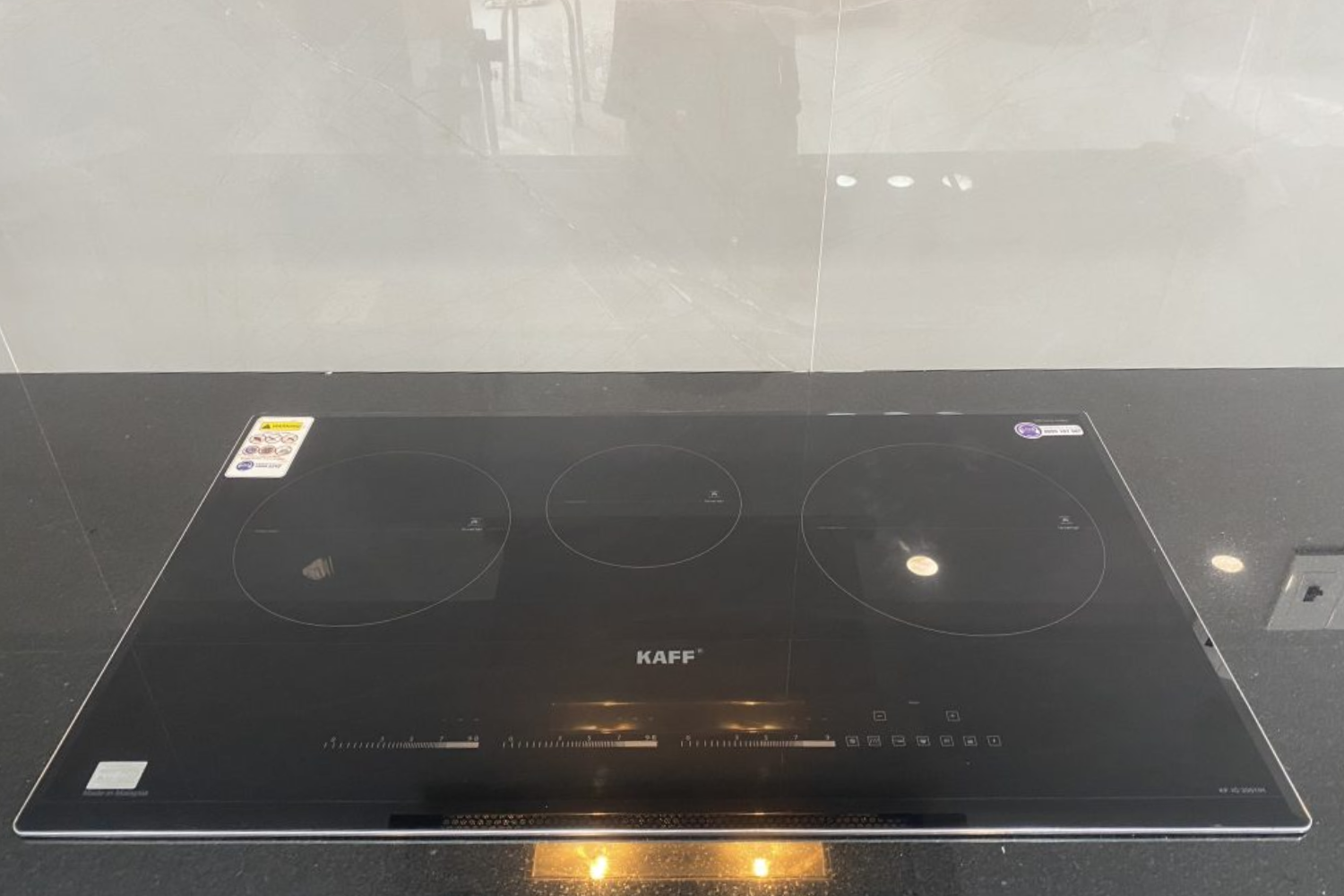 Mặt kính được vát cạnh và bo viền hợp kim nhôm sáng bóng