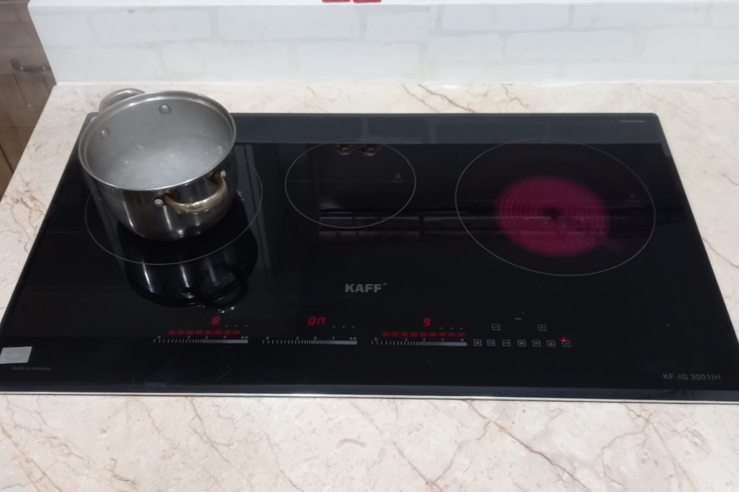 KAFF KF-IG3001IH sở hữu hệ thống tự động phân bổ công suất giữa các vùng nấu