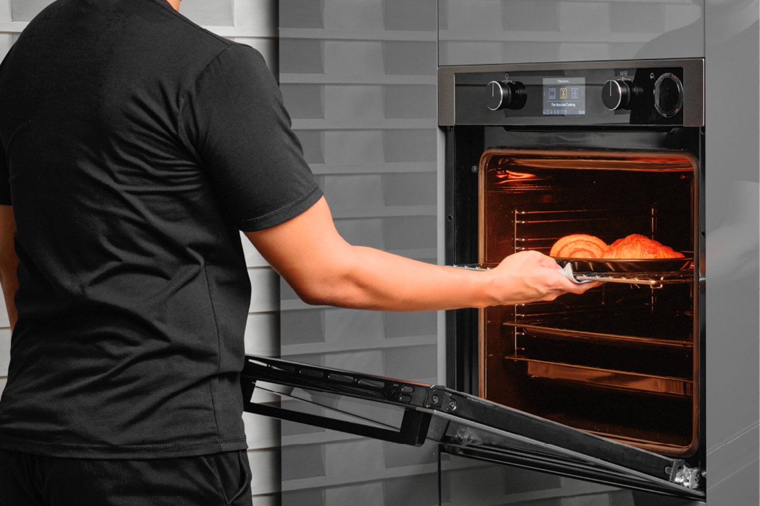 Lò nướng đối lưu âm tủ  tạo nên sự liền mạch và sang trọng cho không gian