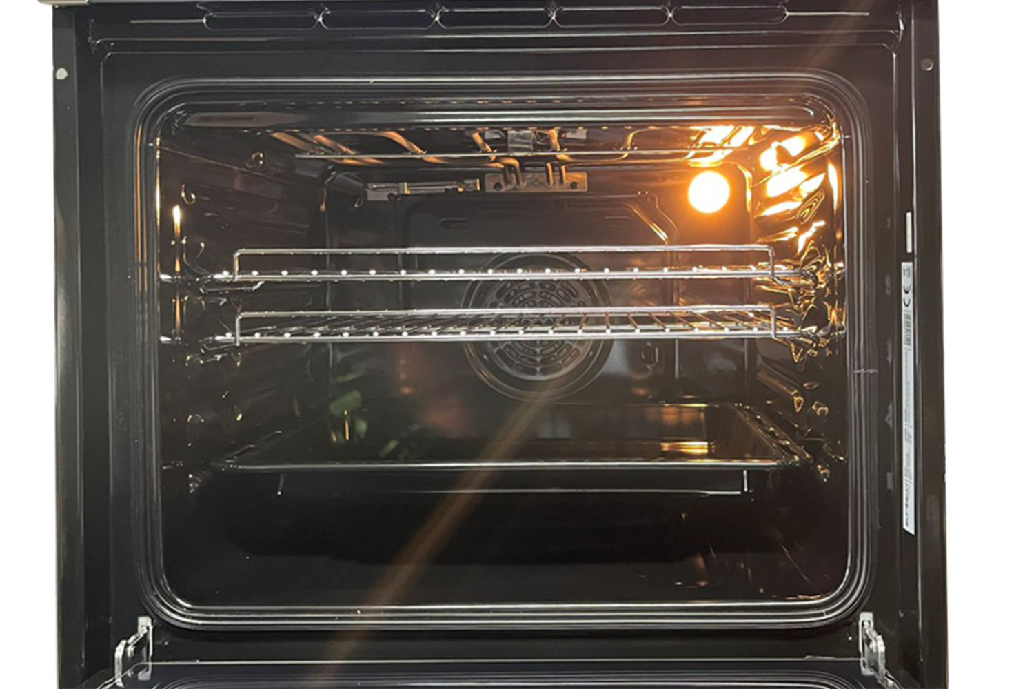 Với dung tích khoang lò lên đến 65 lít, Eurosun EOV65ME&nbsp;đáp ứng linh hoạt nhu cầu nấu nướng