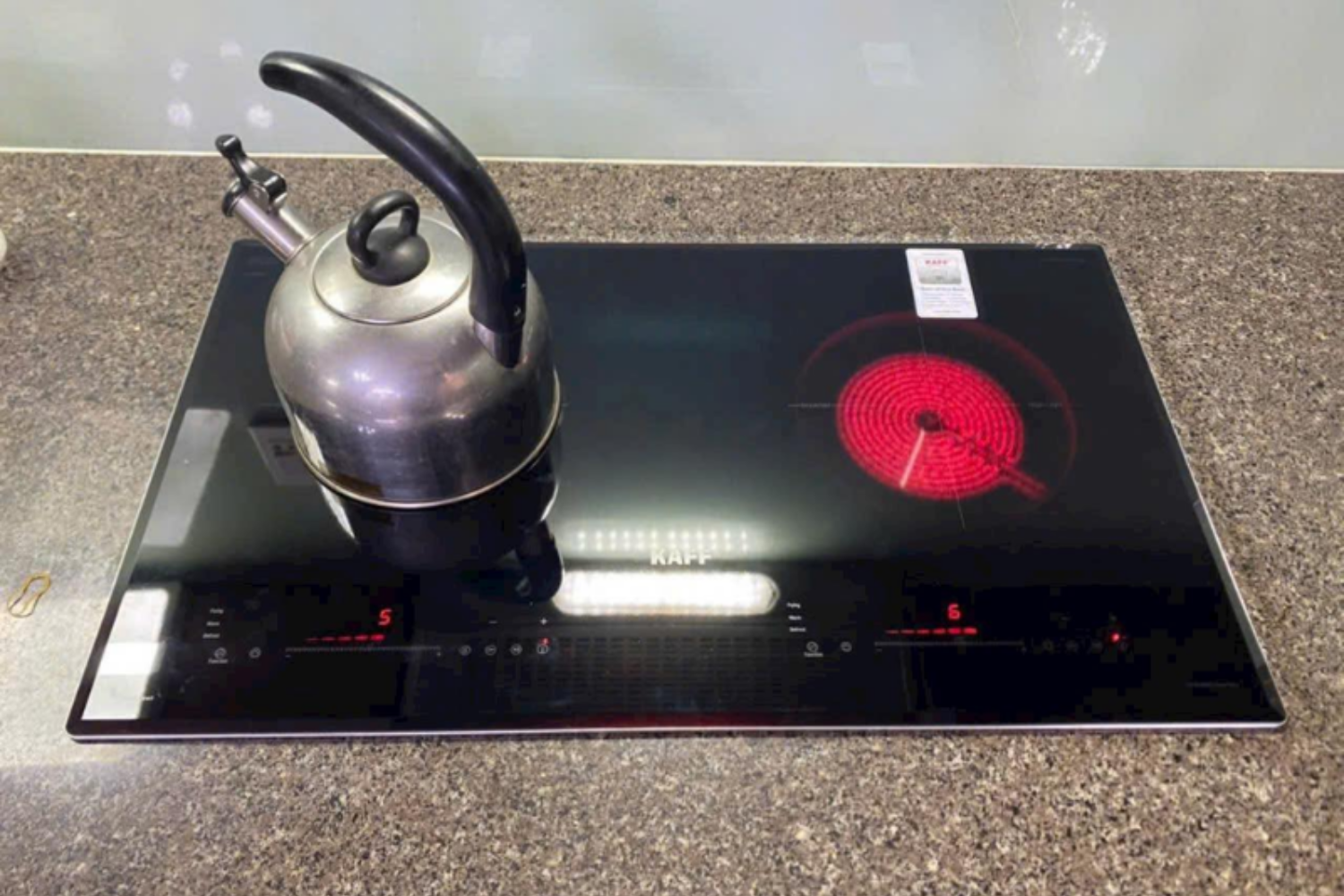 Bếp điện từ KAFF KF-FL68IC NEW PLUS sở hữu thiết kế 2 vùng nấu độc lập