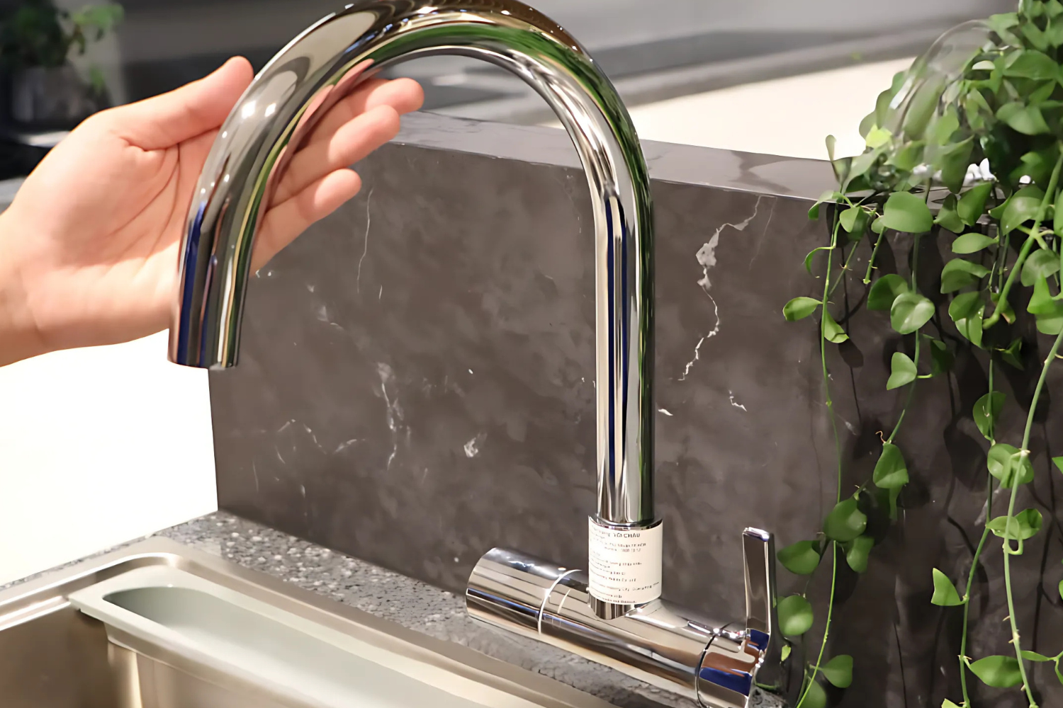 Vòi bếp Malloca K150DW nổi bật với thiết kế cổ ngỗng, sang trọng