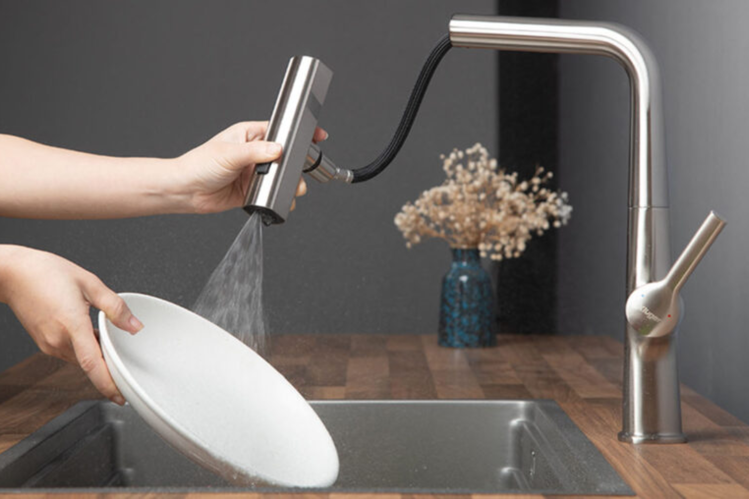 Vòi inox 304 lắp đặt trên chậu hoặc bàn đá giúp không gian bếp gọn gàn, dễ vệ sinh