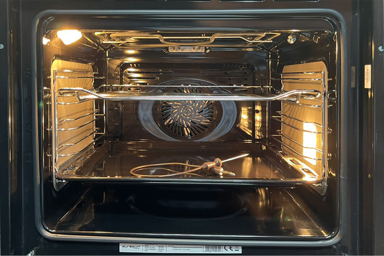 Bên trong khoang lò Eurosun EOV72TFT được phủ lớp men chịu nhiệt