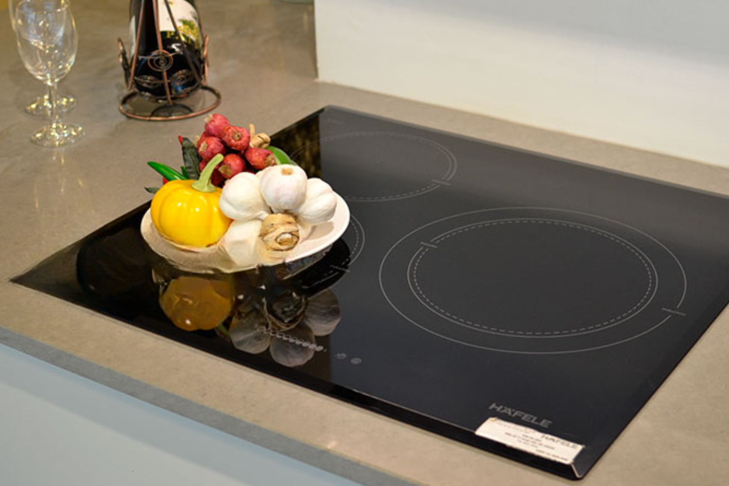 Mặt bếp được chế tác từ gốm thủy tinh SCHOTT Ceran vát cạnh