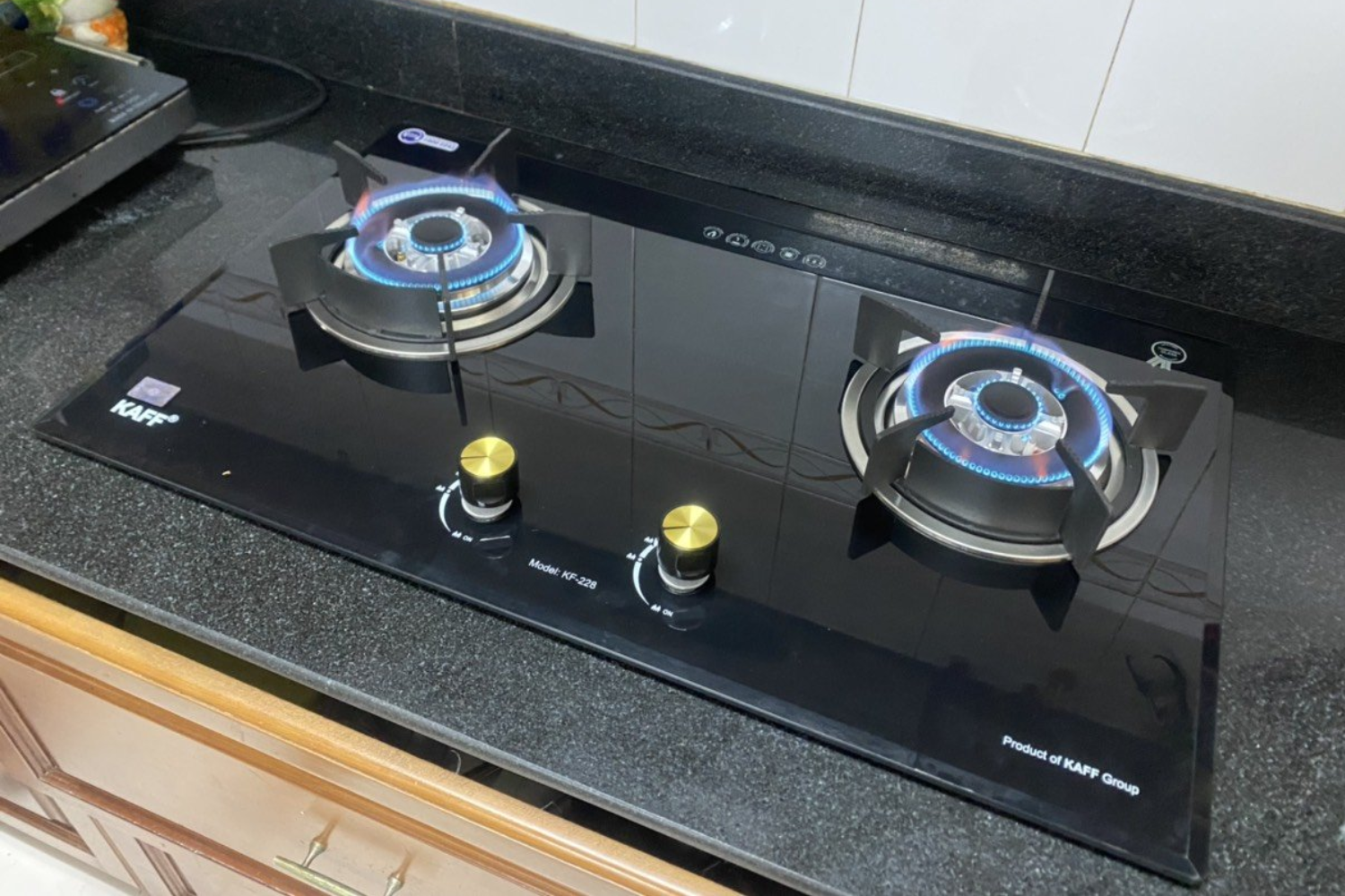 Bếp gas đôi Kaff KF-228 sử dụng mâm chia lửa bằng đồng thau từ thương hiệu Horisun