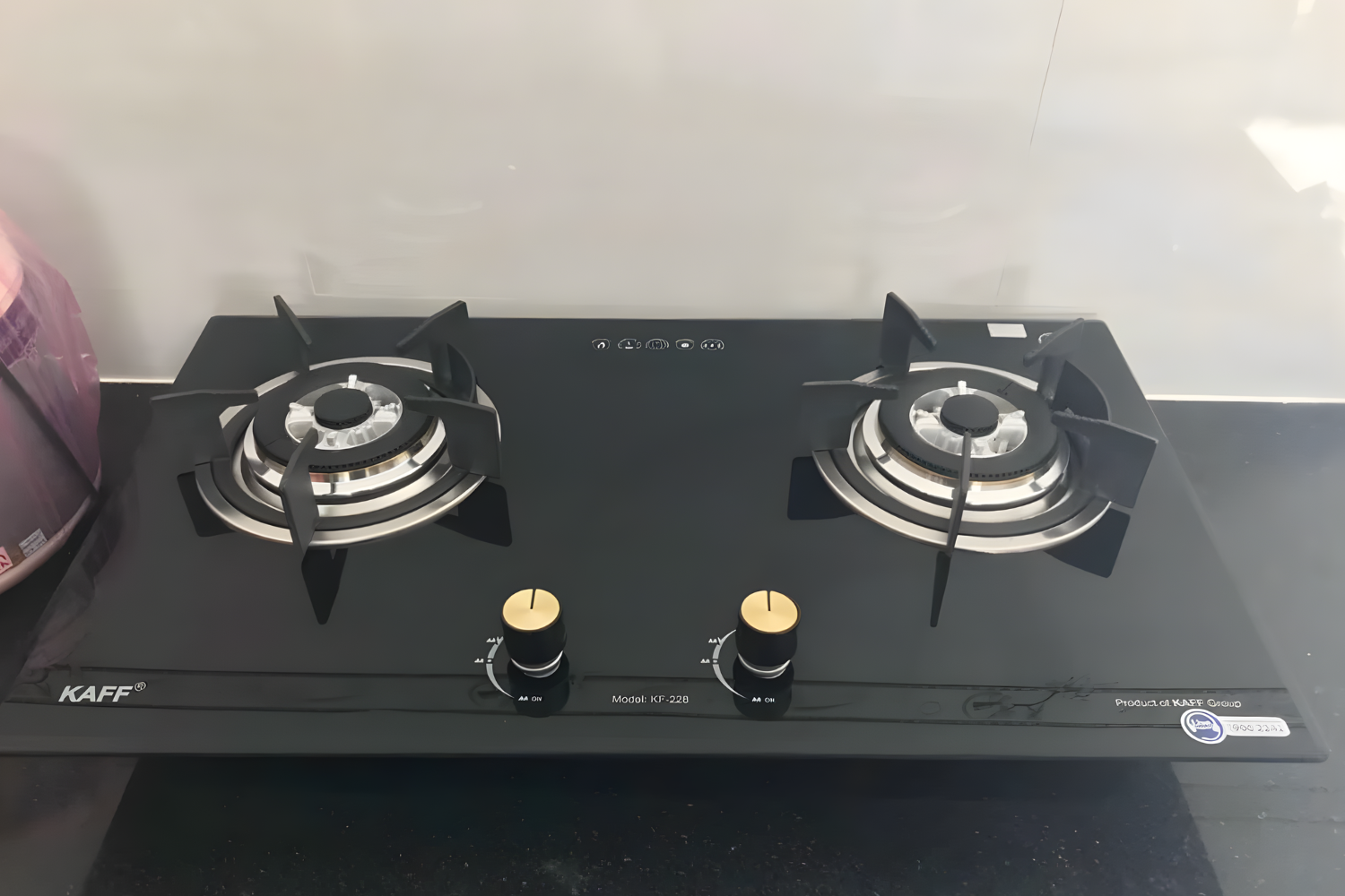 Mặt kính 8 mm mang lại khả năng chịu lực và chống sốc nhiệt vượt trội