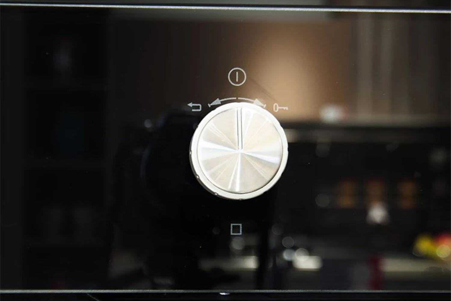 Hai nút vặn điều khiển cơ học được bố trí hai bên màn hình