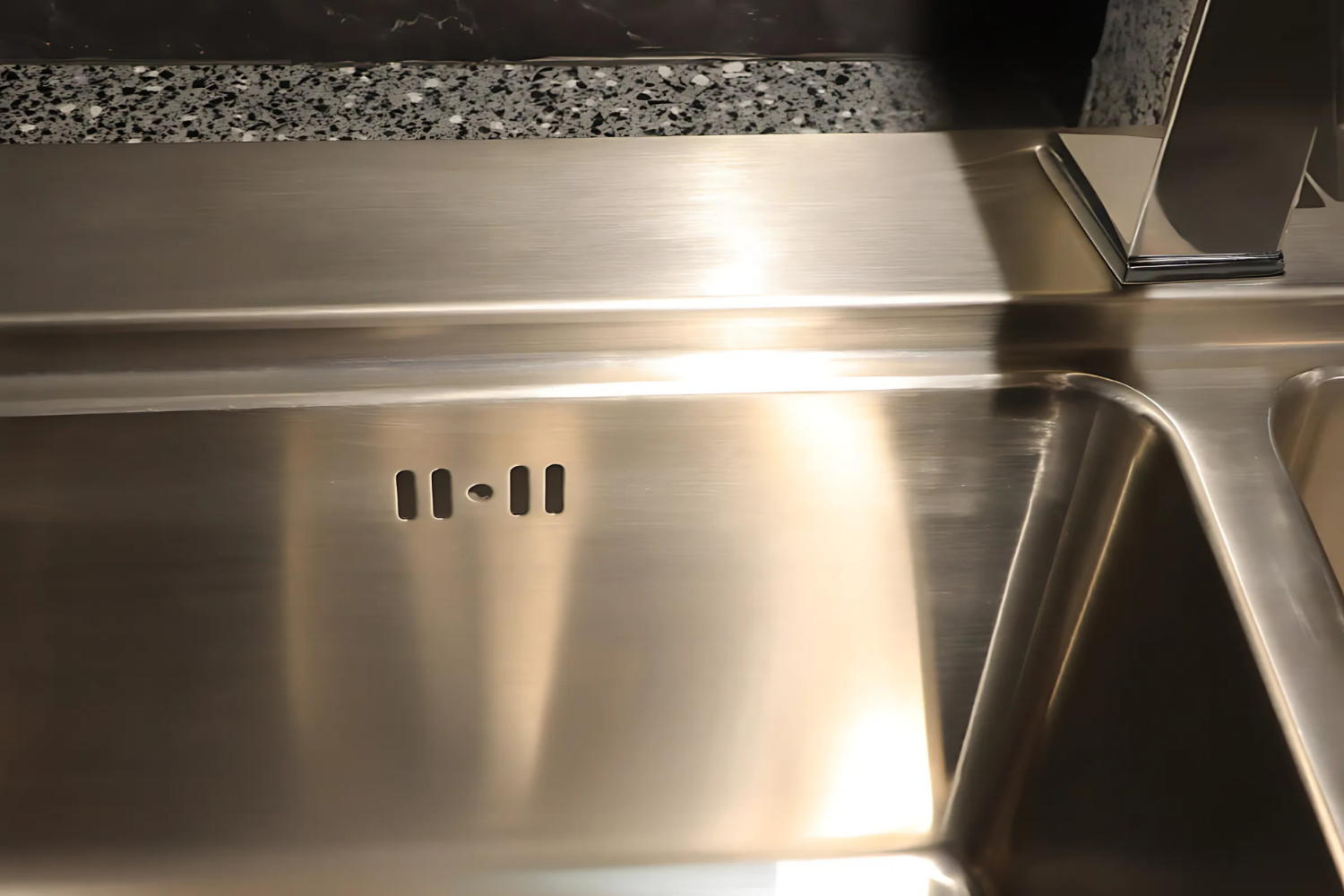 Chậu rửa chén Malloca MS 7818 thiết kế thoát chống tràn đa năng