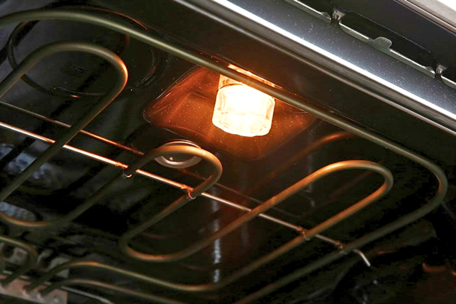 Một đèn halogen công suất cao được bố trí bên trong giúp bạn dễ dàng quan sát