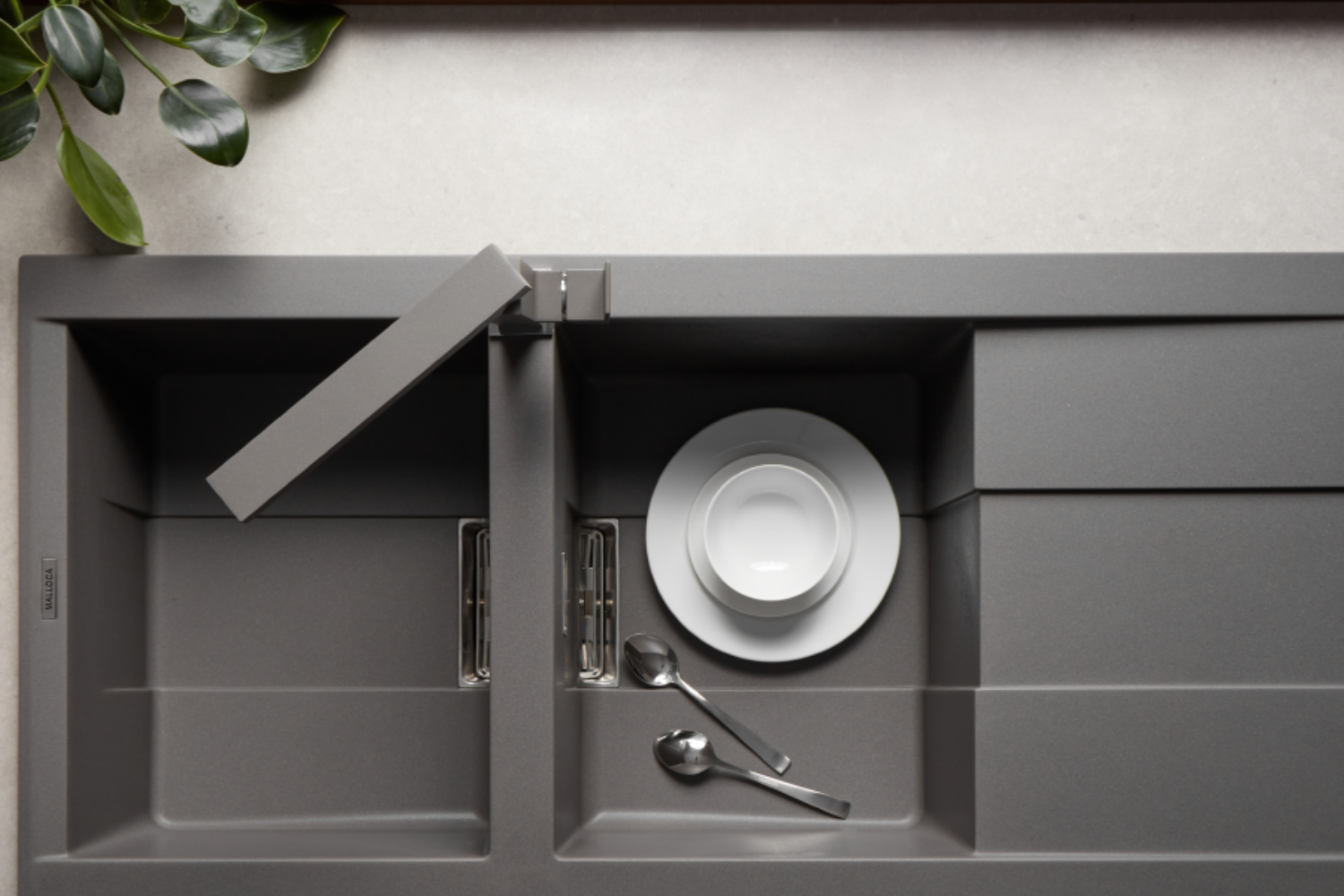 Chất liệu đá Granite phủ Nano Bạc giúp chống bám bẩn, diệt khuẩn, chịu nhiệt tối ưu