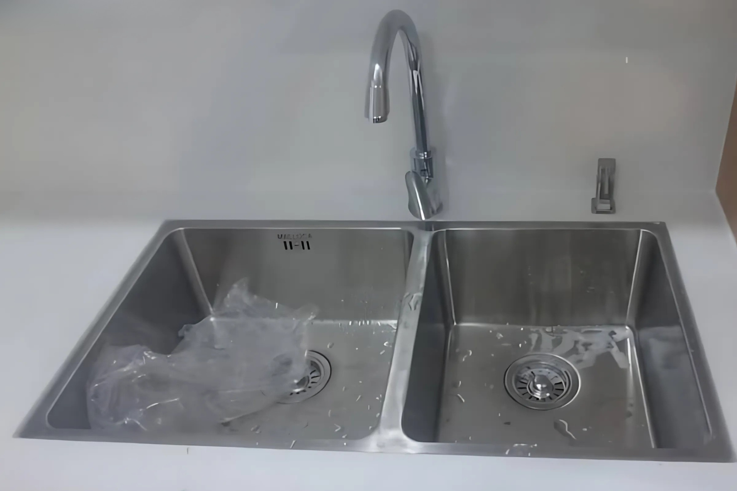 Chậu rửa chén Malloca MS 6081 được thiết kế với độ dày 1.0 mm mang đến vẻ thanh thoát