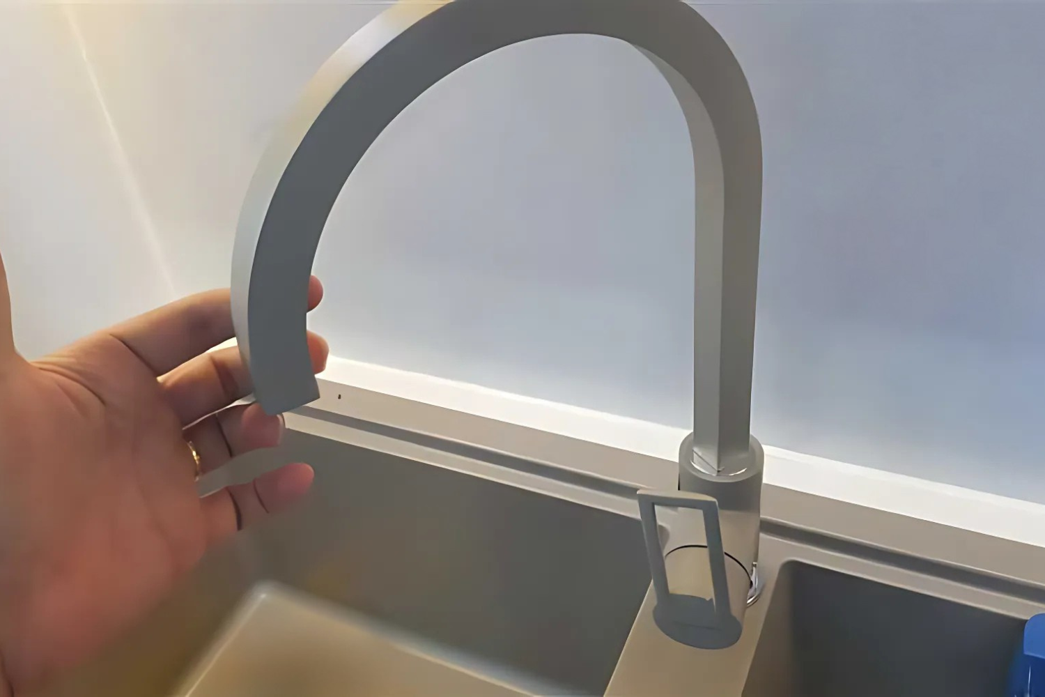 Thân vòi rửa bát Malloca MF-043 xoay linh hoạt 360 độ, thuận tiện sử dụng