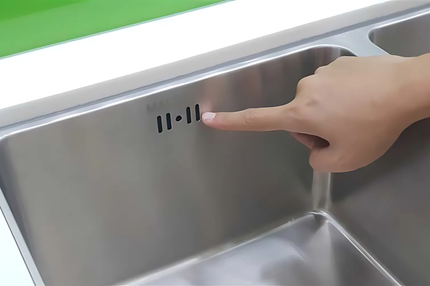 Chậu rửa bát MS 6081 trang bị lỗ thoát chống tràn giúp ngăn mùi hiệu quả