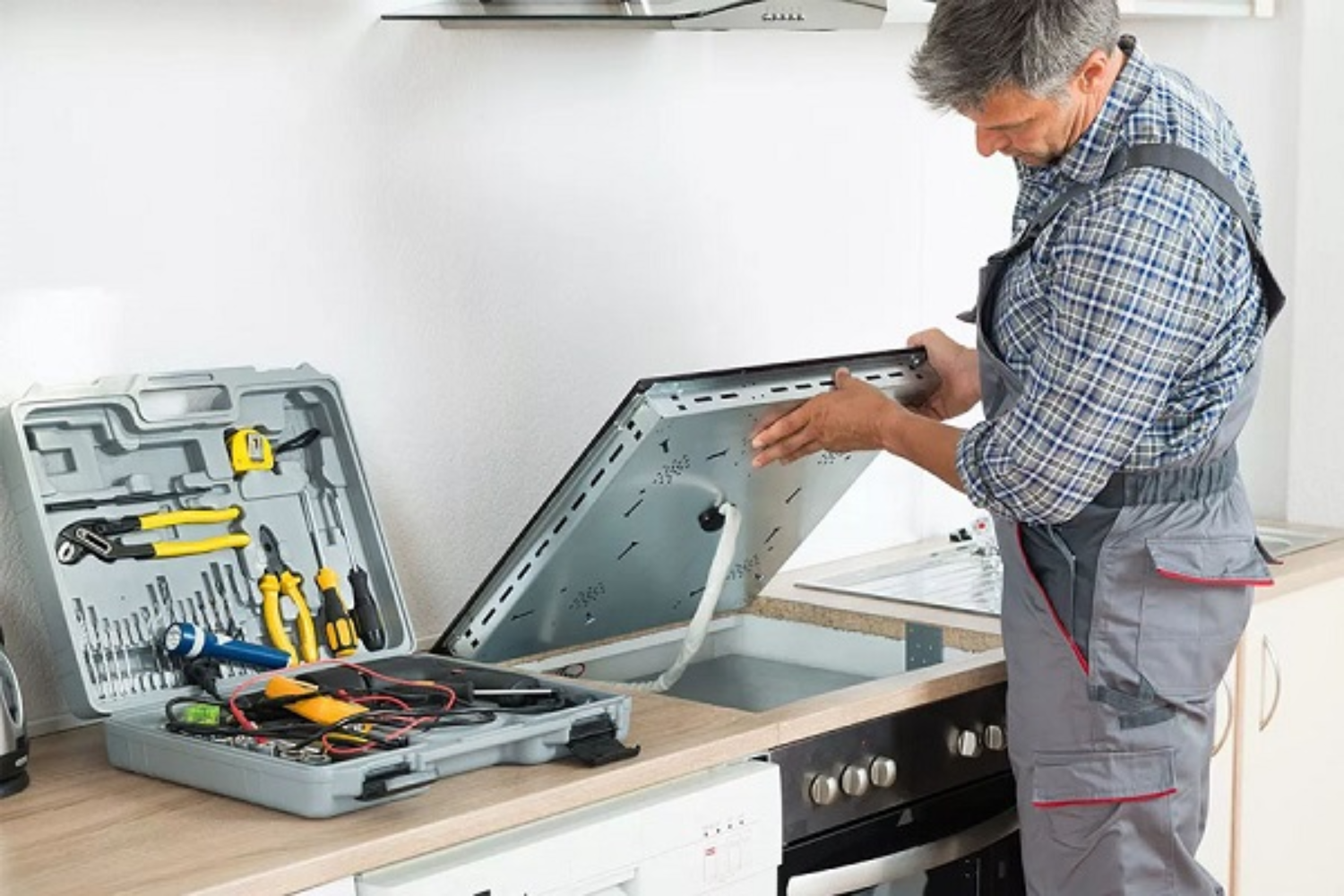 Bếp từ âm tủ được lắp đặt chìm, liền mạch vào mặt bàn bếp