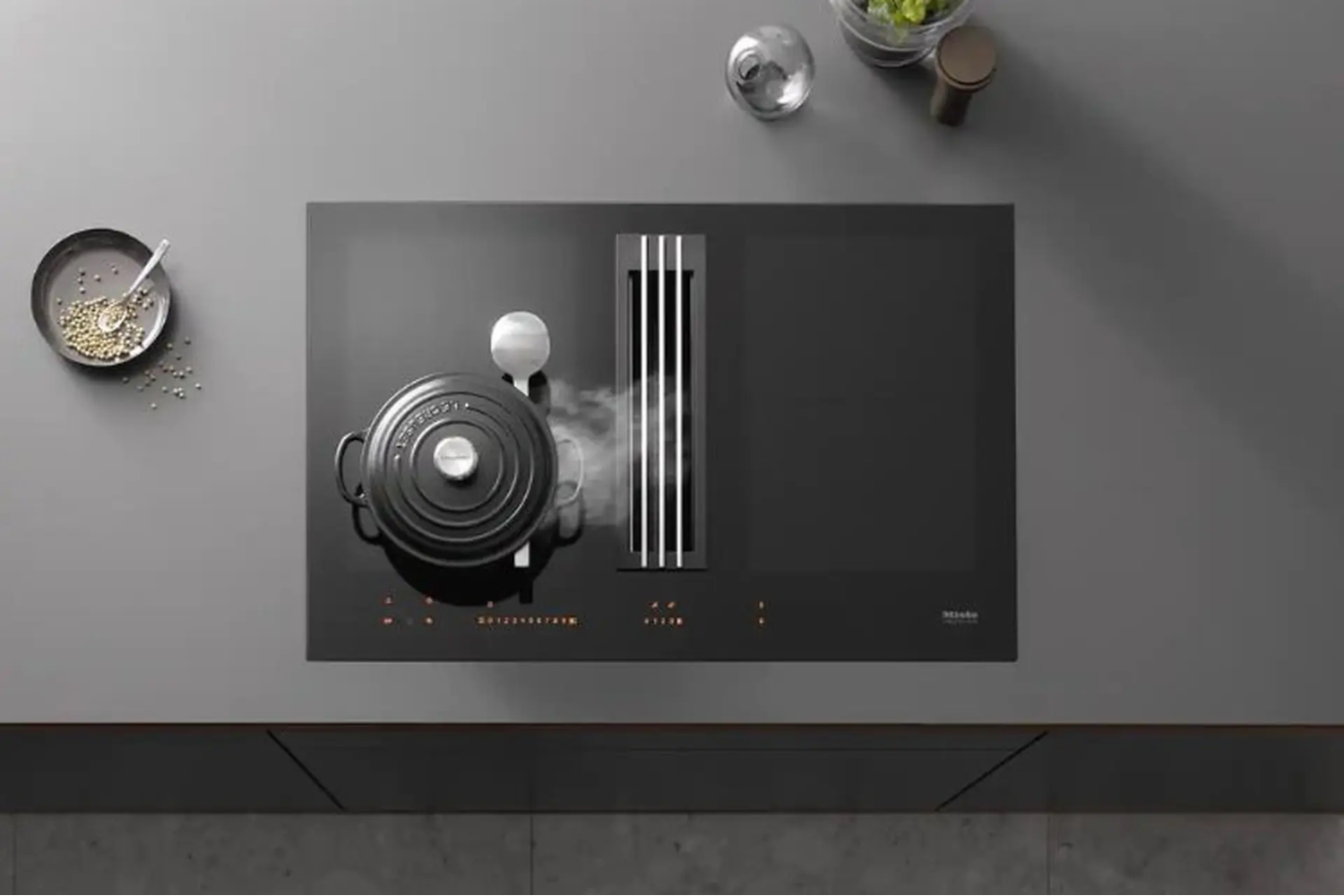 Bếp từ hút mùi tiết kiệm không gian, loại bỏ sự cồng kềnh của máy hút mùi truyền thống