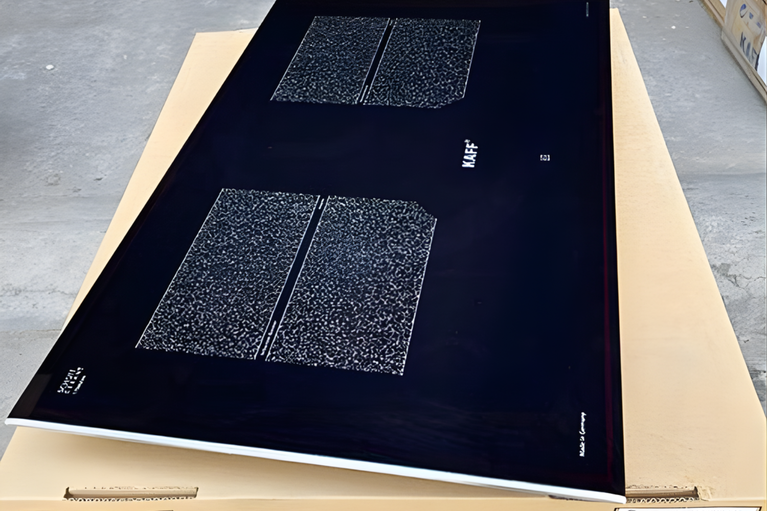 Các cạnh bếp được vát mép tinh tế, kết hợp bo viền nhôm ở hai bên