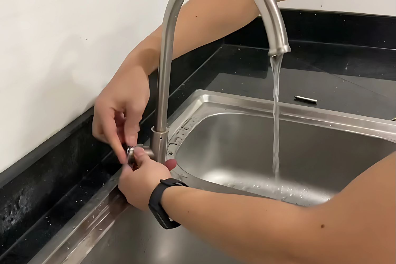 Bảo dưỡng vòi rửa bát nóng lạnh đình kỳ để kéo dài tuổi thọ sử dụng