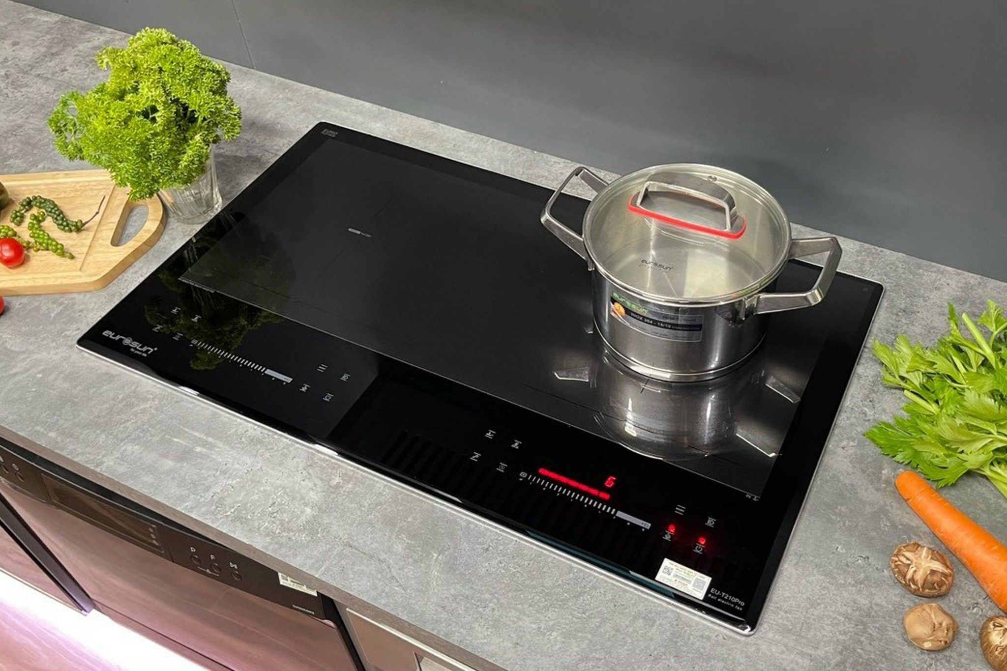 Bếp điện từ Eurosun hoạt động trên nguyên lý chuyển hóa điện năng thành nhiệt năng