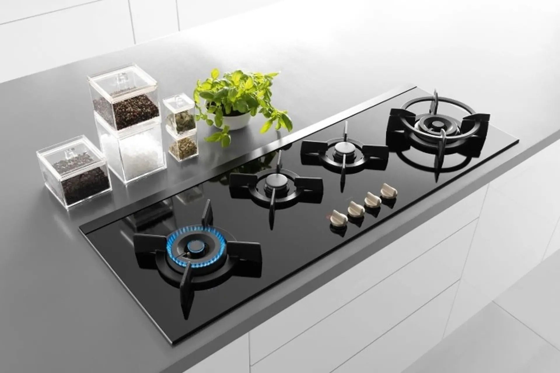 Bếp gas âm có phần thân dưới bếp được lắp chìm bên dưới mặt bàn đá