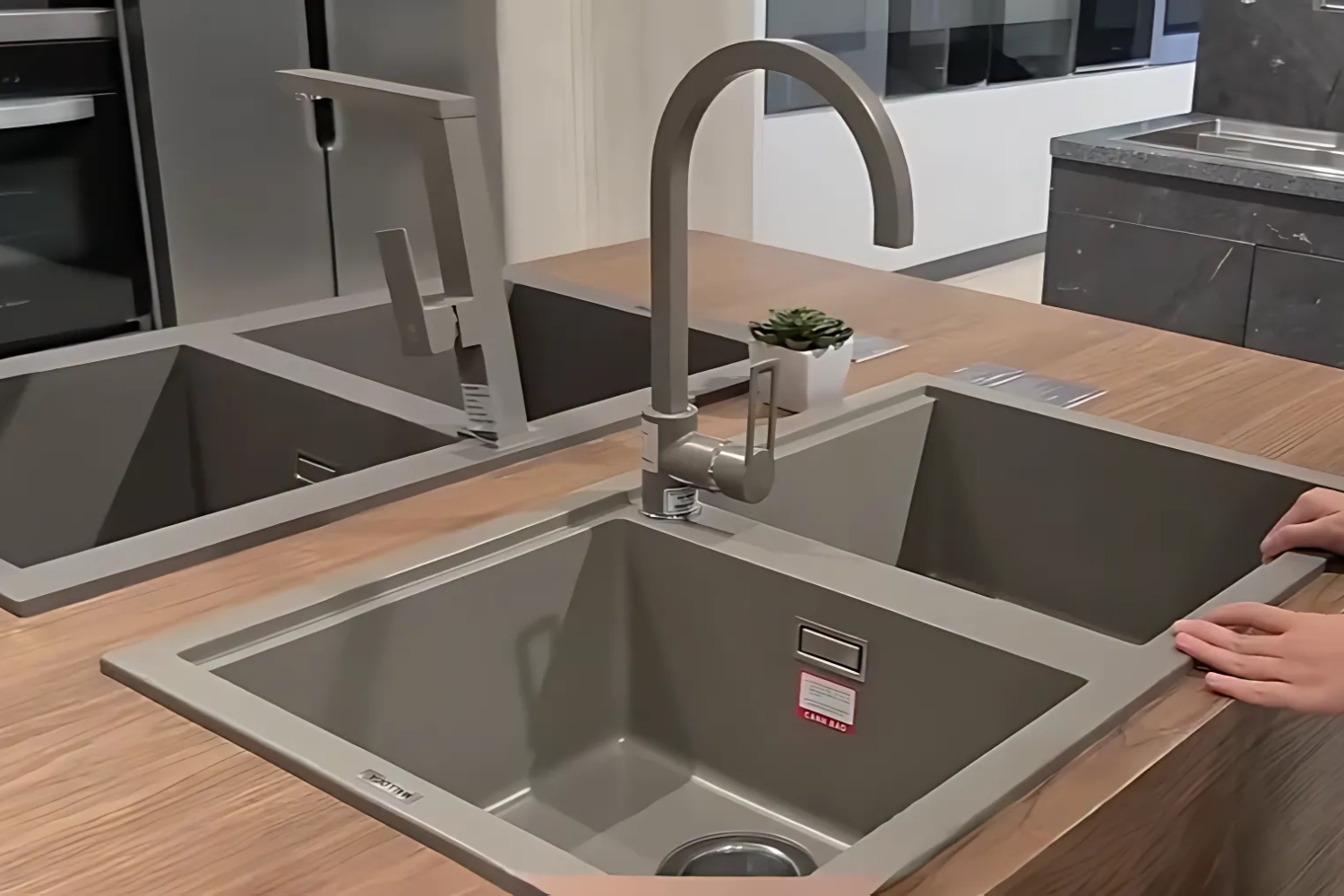 Chậu Malloca TITANUM K-45073được làm từ chất liệu đá Granite phủ Nano Bạc giúp chống bám bẩn hiệu quả