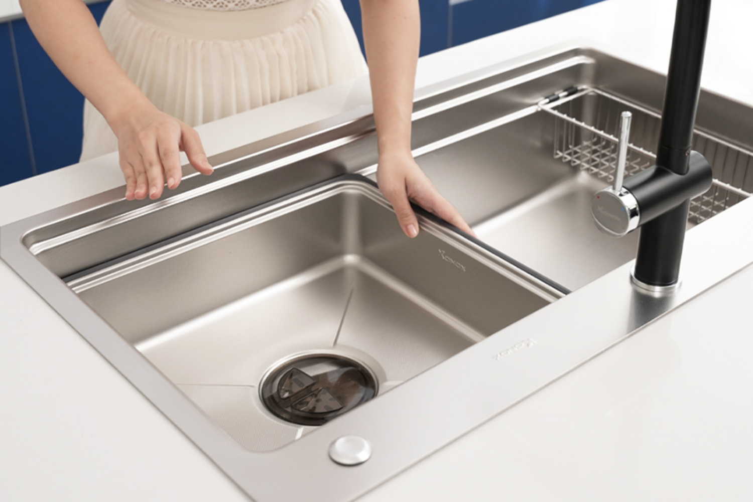 Viền nổi tạo ra sự tách biệt rõ ràng giữa mặt bàn và bồn rửa