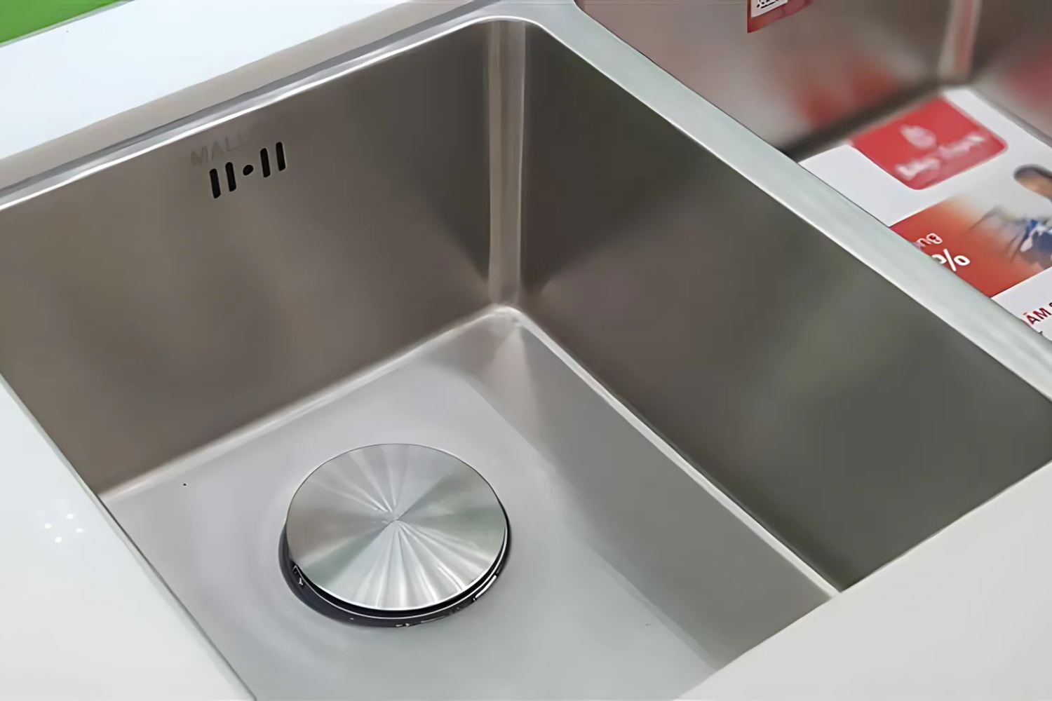 Chậu rửa chén Malloca MS 6081 trang bị rổ inox cao cấp không gỉ