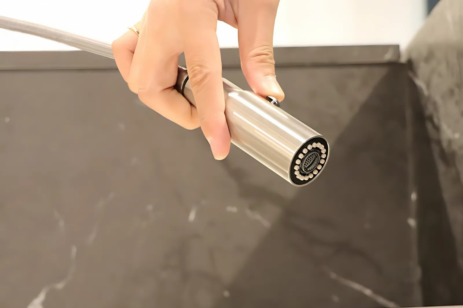 Đầu vòi Malloca K046-SS còn tích hợp dây rút, kéo dài tiện lợi