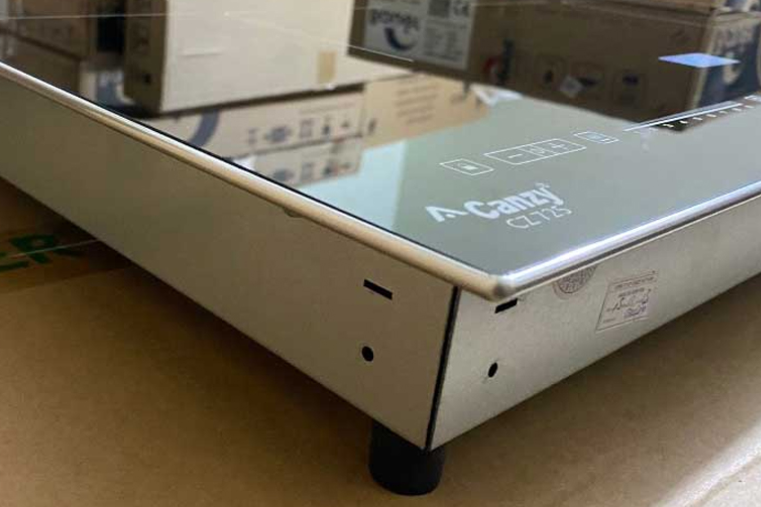 Viền kim loại giúp hấp thụ lực va đập tại các góc và cạnh bếp, giảm thiểu đáng kể nguy cơ rạn nứt