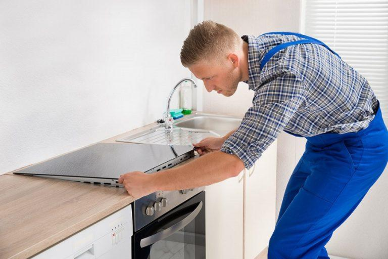 Việc lắp đặt bếp từ vuông dạng âm đòi hỏi sự chính xác tuyệt đối về kích thước