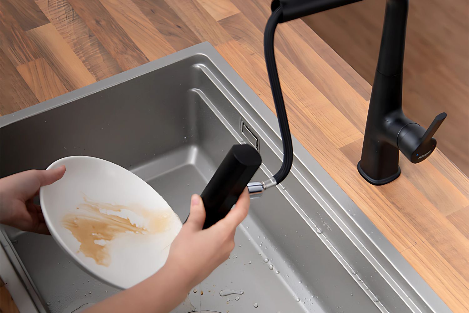 Loại bỏ dầu mở bằng nước nóng, làm sạch hiệu quả hơn