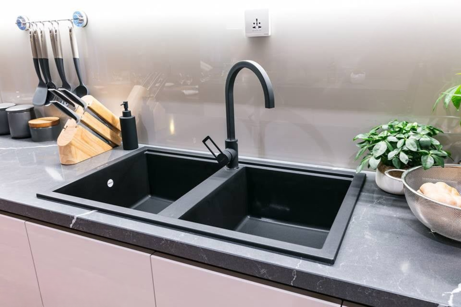 Các mức giá vòi rửa chén đồng thau sơn giả đá từ phổ thông đến cao cấp, phù hợp mọi ngân sách