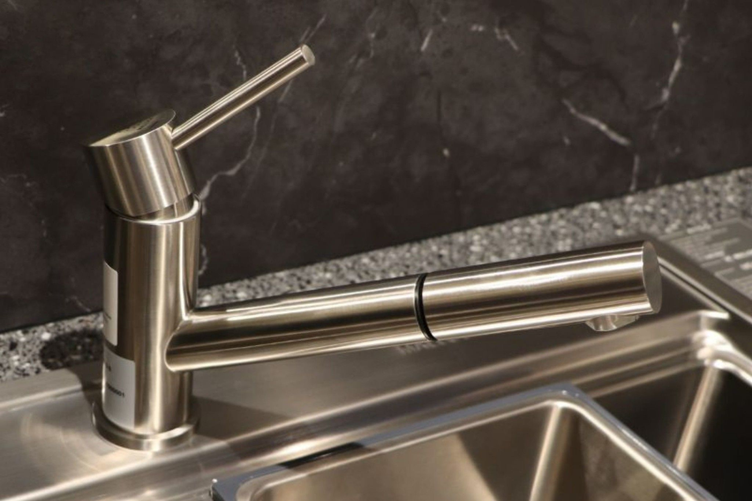 Vòi rửa chén inox 304 được thiết kế với kiểu dáng vòi thẳng tiện dụng và nhỏ gọn