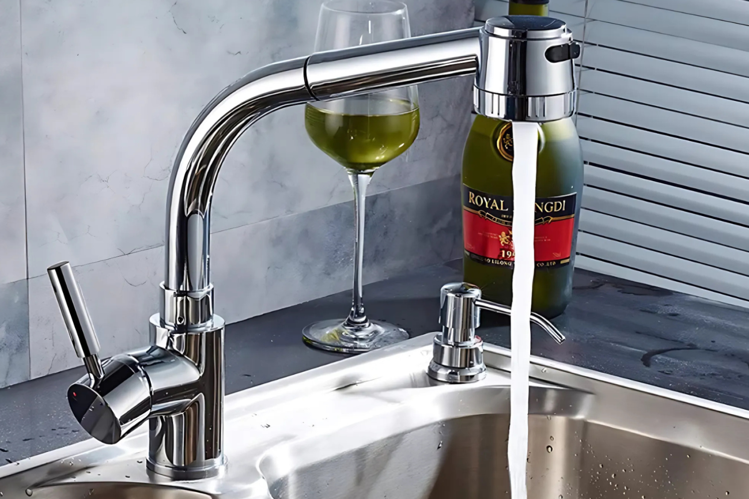 Vòi rửa chén mạ Chrome cổ cứng có kết cấu vững chắc, bền bĩ và không bị hỏng hóc