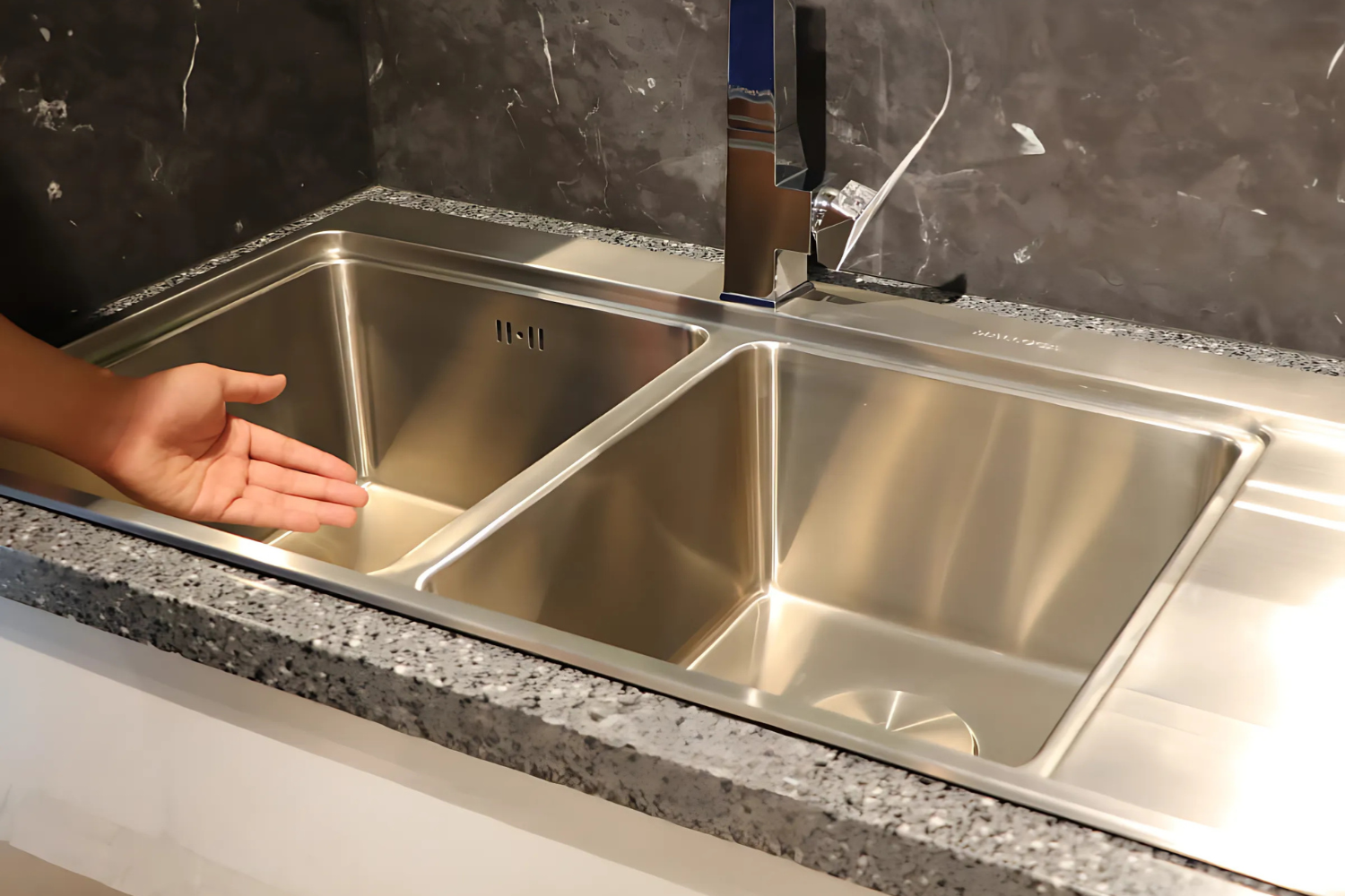 Chậu rửa chén Malloca MS 7818 với viền chậu bo tròn tạo cảm giác mềm mại hài hòa