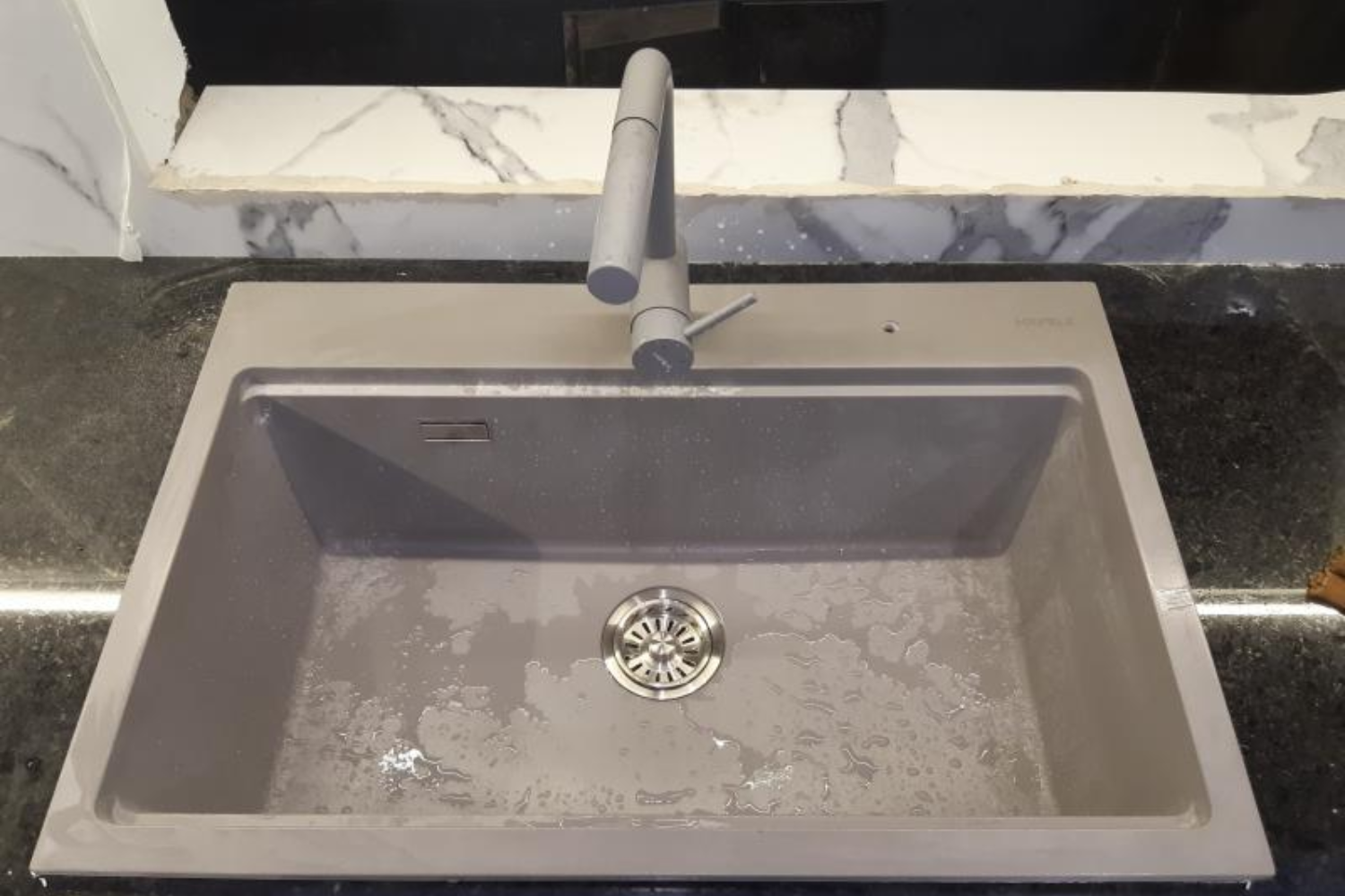 Tích hợp hệ thống chống tràn giúp đảm bảo an toàn cho mặt bàn và tủ bếp