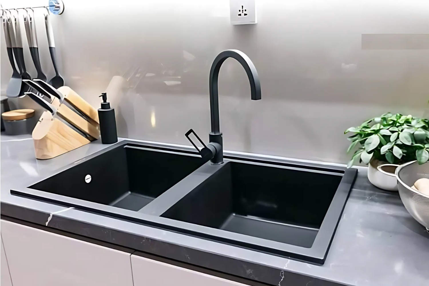 Chậu NERO K-45040 được làm từ chất liệu đá Granite phủ Nano Bạc giúp chống bám bẩn hiệu quả