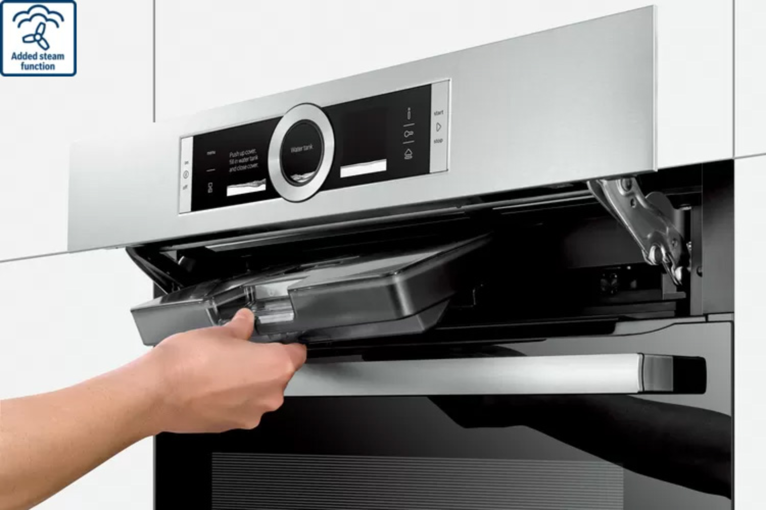 Lò nướng hơi nước được trang bị một bể chứa nước riêng